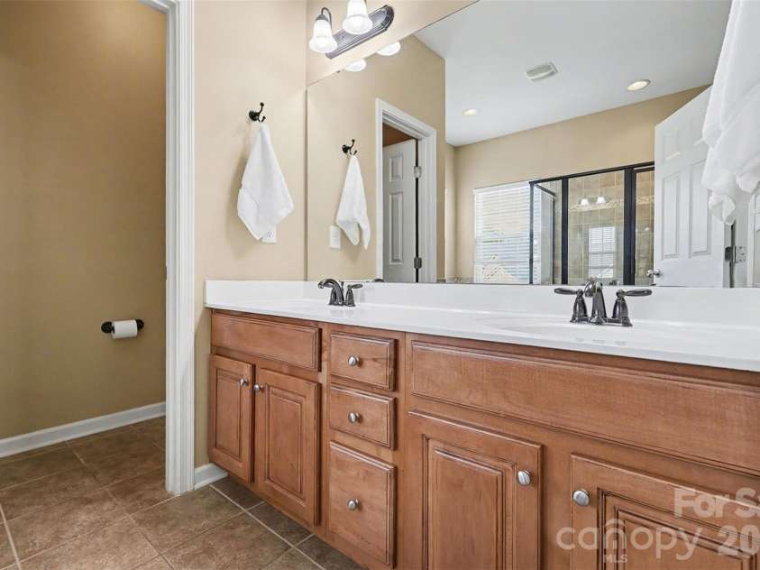 6148 Rockefeller Lane, Charlotte, NC 28210.  MLS# CAR4356884, YatesRealty ID 13650. Primary Bathroom With Double Sinks