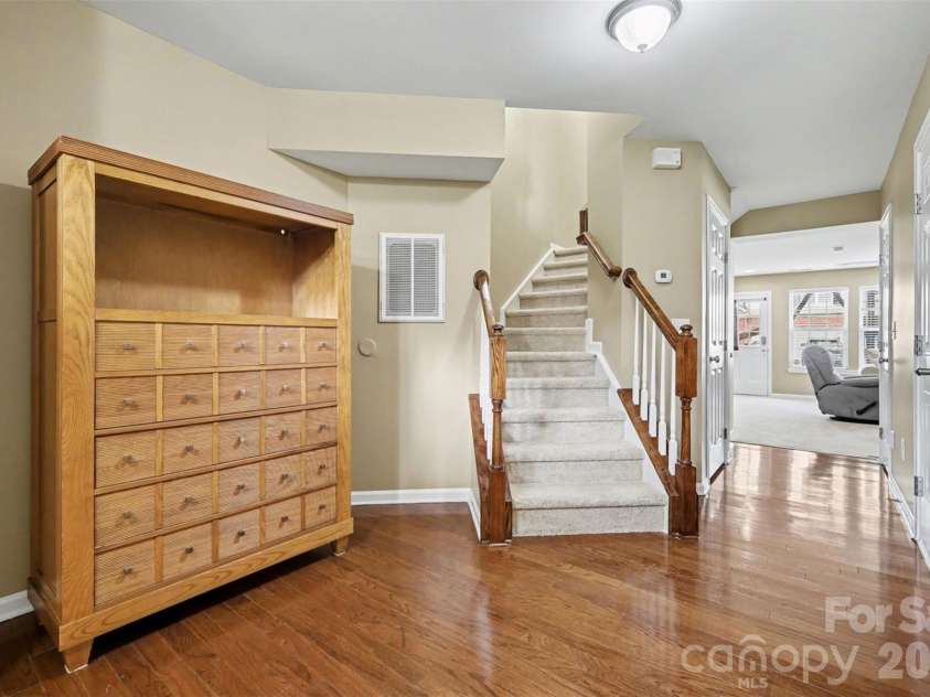 6148 Rockefeller Lane, Charlotte, NC 28210.  MLS# CAR4356884, YatesRealty ID 13650. Spacious Entryway