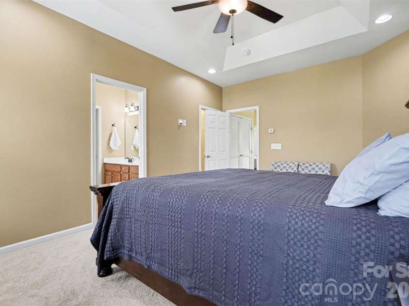 6148 Rockefeller Lane, Charlotte, NC 28210.  MLS# CAR4356884, YatesRealty ID 13650. Spacious Primary Bedroom