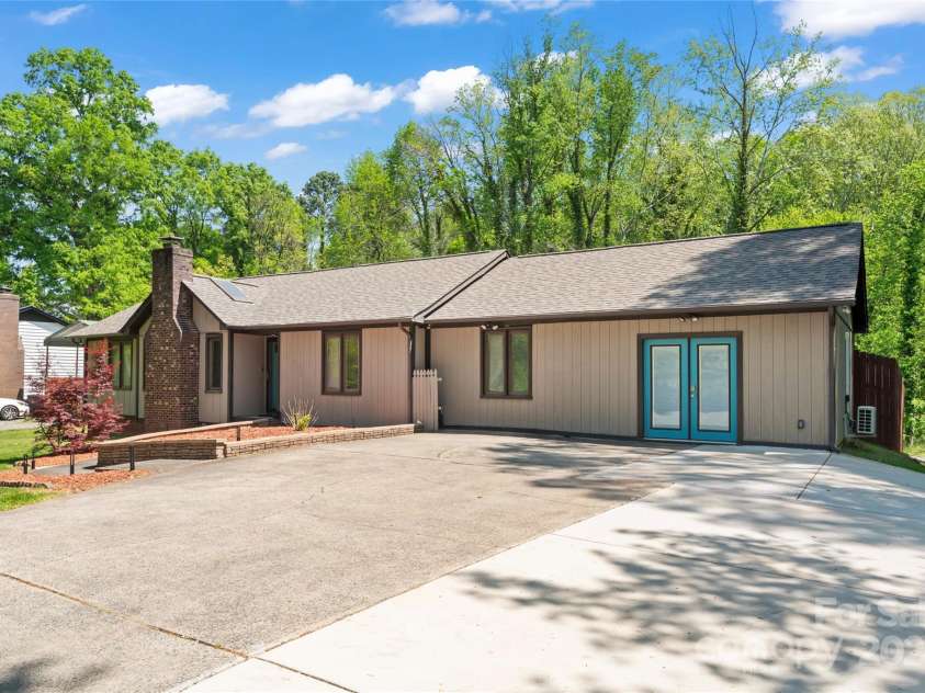 2615 Toddville Road, Charlotte, NC 28214.  MLS# CAR4245031, YatesRealty ID 13651. 