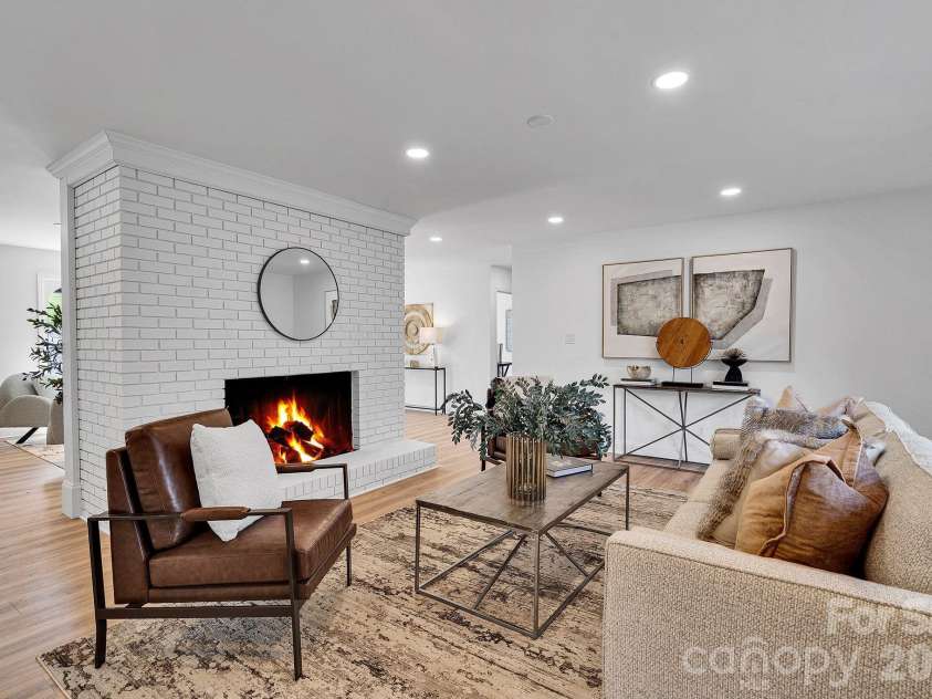 3200 Highview Road, Charlotte, NC 28210.  MLS# CAR4344986, YatesRealty ID 13654. Family room