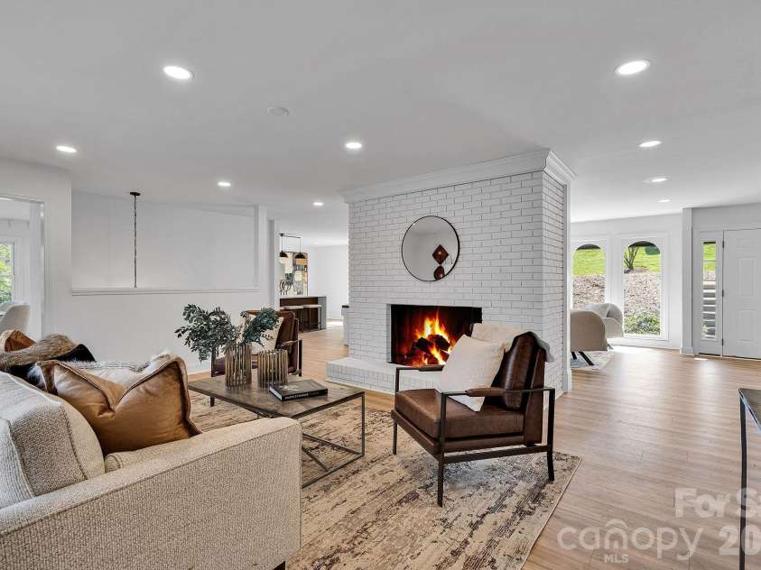 3200 Highview Road, Charlotte, NC 28210.  MLS# CAR4344986, YatesRealty ID 13654. Family room