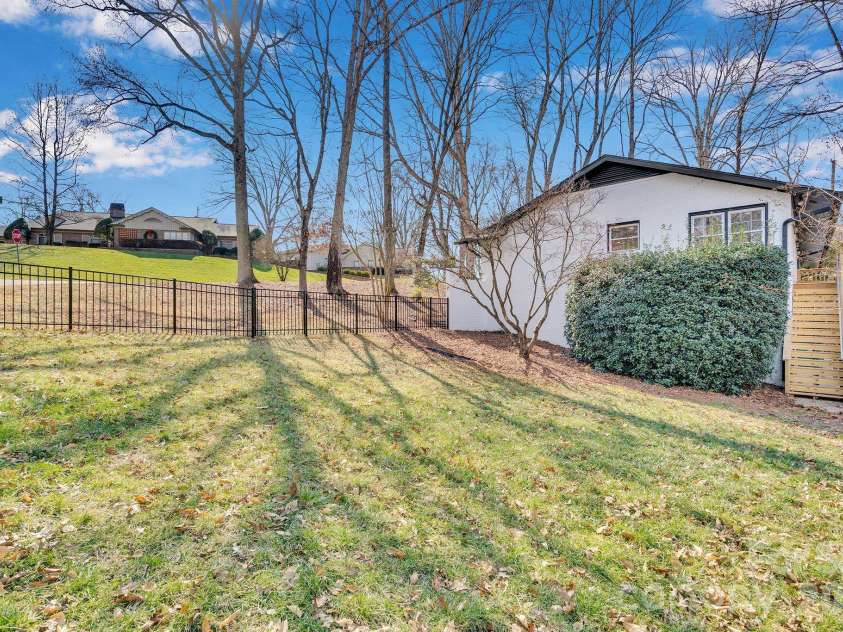 3200 Highview Road, Charlotte, NC 28210.  MLS# CAR4344986, YatesRealty ID 13654. Fenced in yard