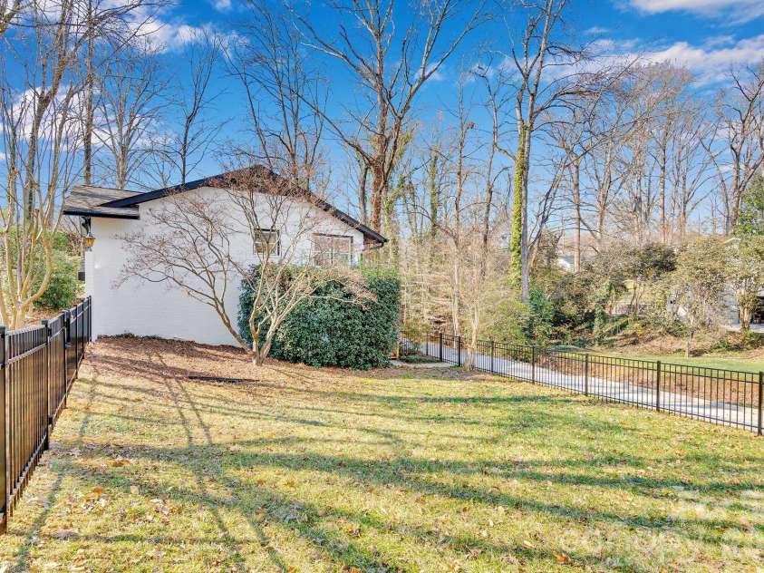 3200 Highview Road, Charlotte, NC 28210.  MLS# CAR4344986, YatesRealty ID 13654. Fenced in yard