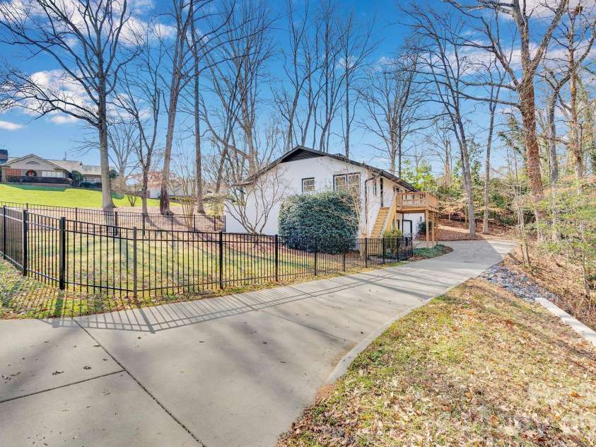 3200 Highview Road, Charlotte, NC 28210.  MLS# CAR4344986, YatesRealty ID 13654. Fenced in yard