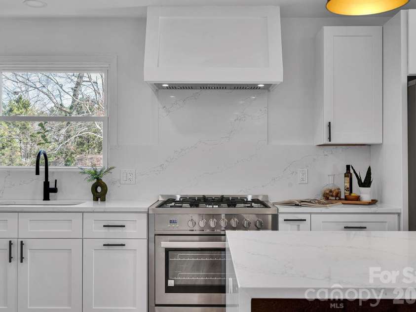 3200 Highview Road, Charlotte, NC 28210.  MLS# CAR4344986, YatesRealty ID 13654. Kitchen