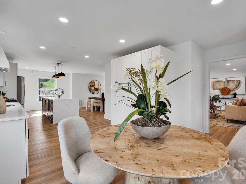 3200 Highview Road, Charlotte, NC 28210.  MLS# CAR4344986, YatesRealty ID 13654. Kitchen table.