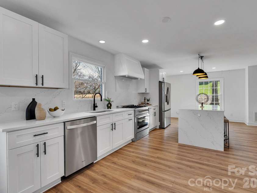 3200 Highview Road, Charlotte, NC 28210.  MLS# CAR4344986, YatesRealty ID 13654. So much room!! 