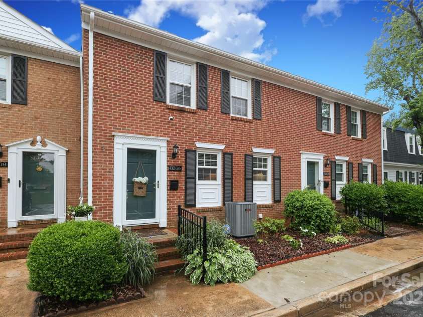8306 Knights Bridge Road, Charlotte, NC 28210.  MLS# CAR4257820, YatesRealty ID 13656. Charming 3 level South Charlotte Townhome!