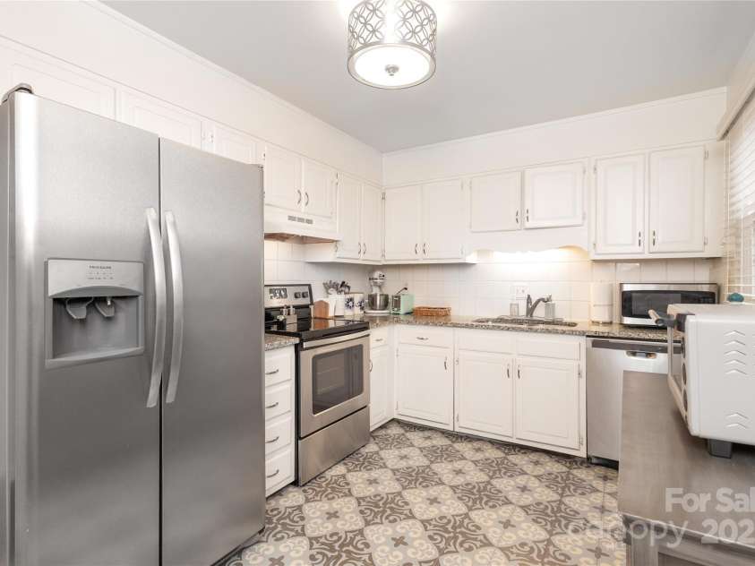8306 Knights Bridge Road, Charlotte, NC 28210.  MLS# CAR4257820, YatesRealty ID 13656. Spacious kitchen features include granite counters, updated stylish ceramic tile flooring, stainless appliances.