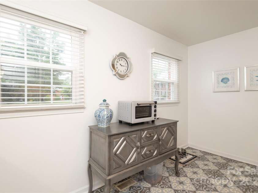 8306 Knights Bridge Road, Charlotte, NC 28210.  MLS# CAR4257820, YatesRealty ID 13656. This angle of the kitchen depicts all the extra space available to add a seating area or breakfast bar if desired!