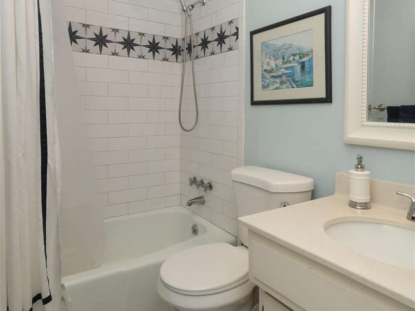 8306 Knights Bridge Road, Charlotte, NC 28210.  MLS# CAR4257820, YatesRealty ID 13656. Upstairs Full bath with updated tile floor and tub surround.