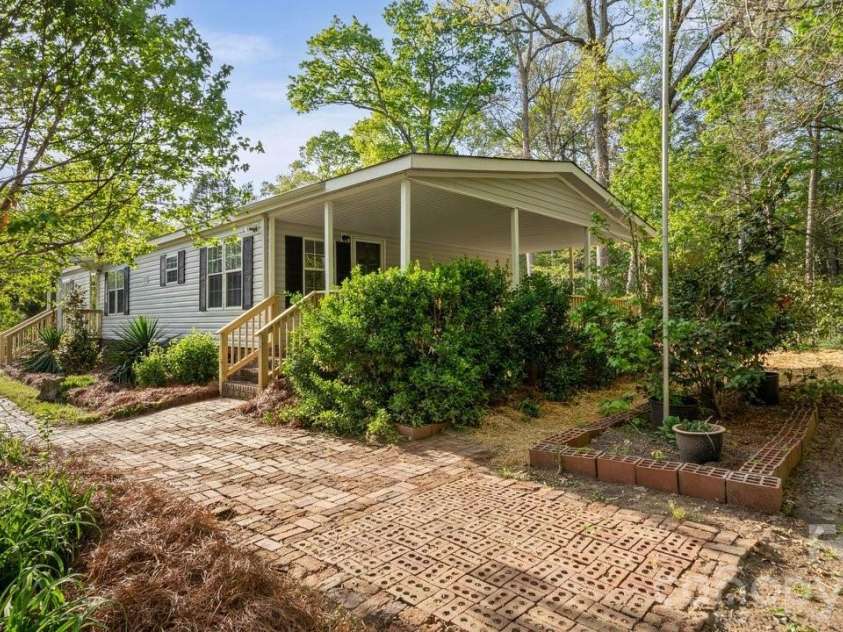 2913 Crystal Drive, Midland, NC 28107.  MLS# CAR4366926, YatesRealty ID 13659. 