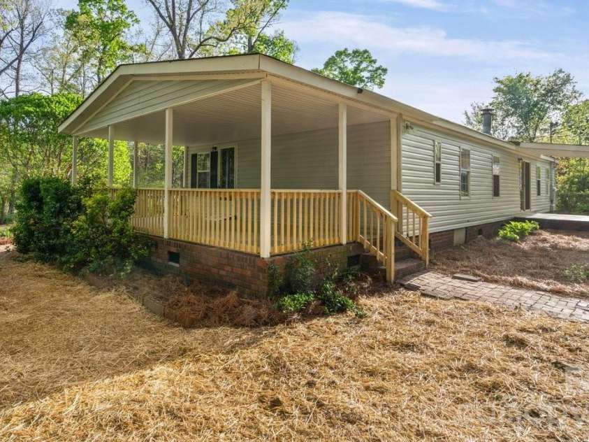 2913 Crystal Drive, Midland, NC 28107.  MLS# CAR4366926, YatesRealty ID 13659. 
