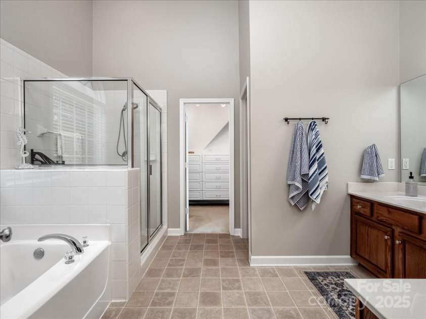 821 Lynnwood Farms Drive, Fort Mill, SC 29715.  MLS# CAR4234073, YatesRealty ID 13664. En Suite Bath