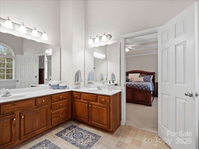 821 Lynnwood Farms Drive, Fort Mill, SC 29715.  MLS# CAR4234073, YatesRealty ID 13664. En Suite Bath