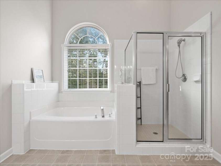 821 Lynnwood Farms Drive, Fort Mill, SC 29715.  MLS# CAR4234073, YatesRealty ID 13664. En Suite Bath