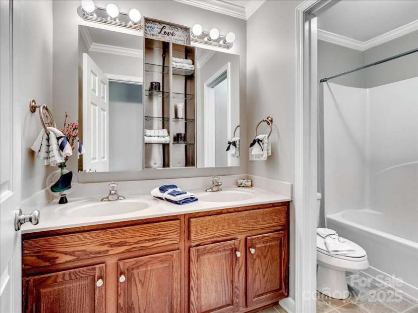821 Lynnwood Farms Drive, Fort Mill, SC 29715.  MLS# CAR4234073, YatesRealty ID 13664. Guest Bath/Upper