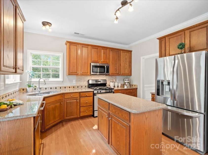 821 Lynnwood Farms Drive, Fort Mill, SC 29715.  MLS# CAR4234073, YatesRealty ID 13664. Kitchen