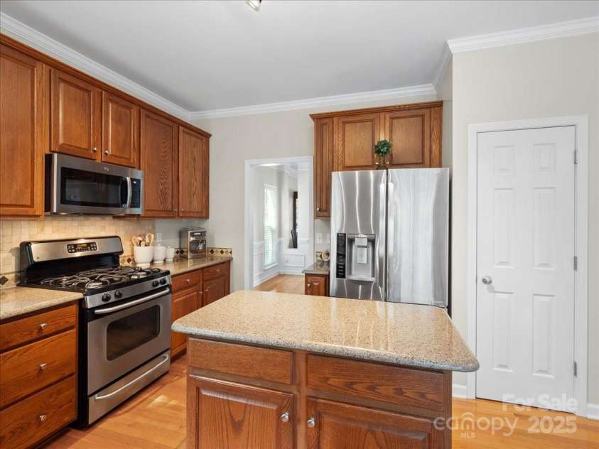 821 Lynnwood Farms Drive, Fort Mill, SC 29715.  MLS# CAR4234073, YatesRealty ID 13664. Kitchen