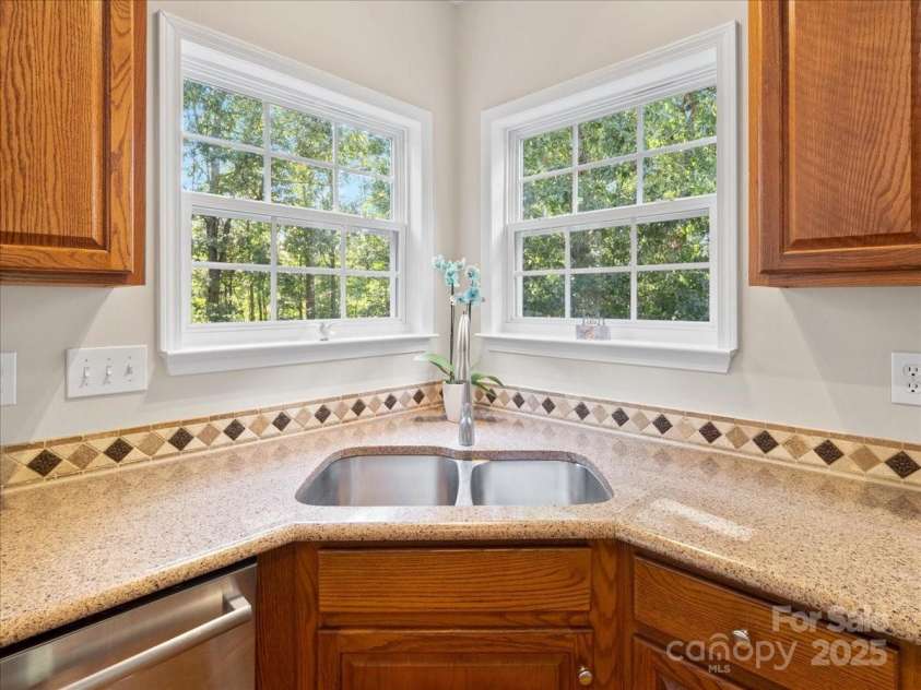 821 Lynnwood Farms Drive, Fort Mill, SC 29715.  MLS# CAR4234073, YatesRealty ID 13664. Kitchen