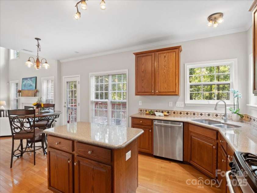 821 Lynnwood Farms Drive, Fort Mill, SC 29715.  MLS# CAR4234073, YatesRealty ID 13664. Kitchen