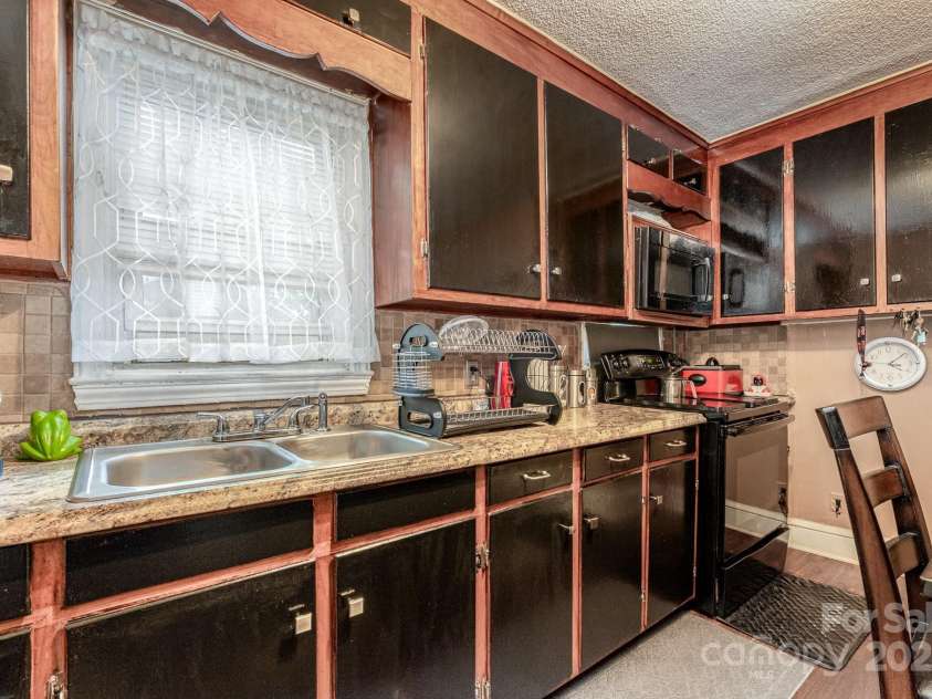 3919 Sarah Drive, Charlotte, NC 28217.  MLS# CAR4248579, YatesRealty ID 13665. 