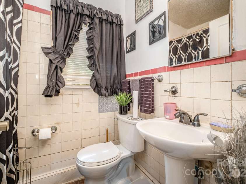 3919 Sarah Drive, Charlotte, NC 28217.  MLS# CAR4248579, YatesRealty ID 13665. 