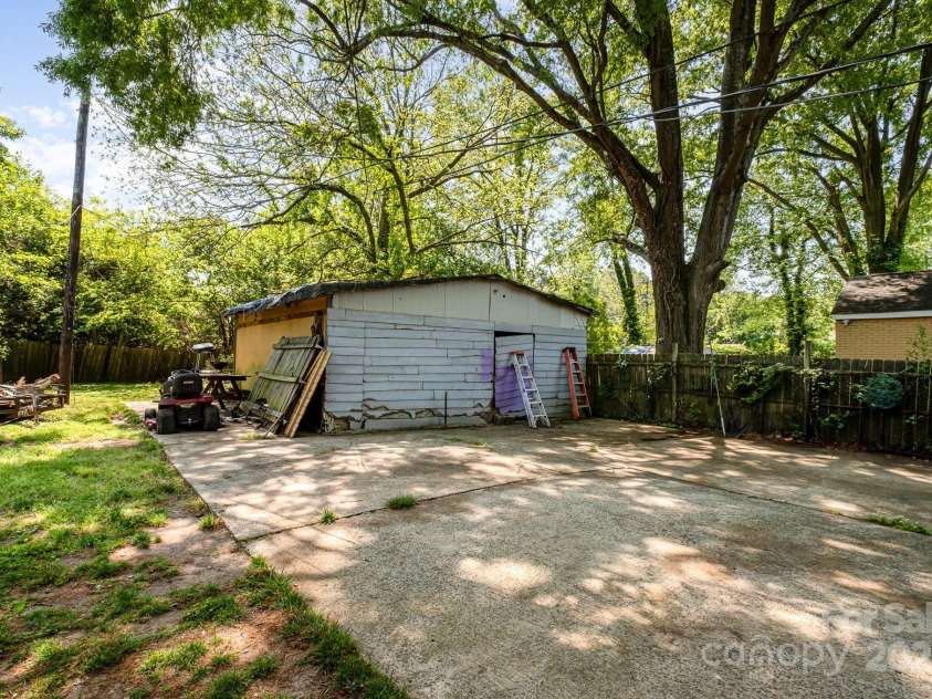 3919 Sarah Drive, Charlotte, NC 28217.  MLS# CAR4248579, YatesRealty ID 13665. 