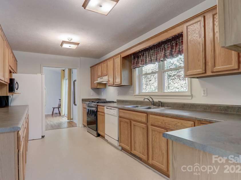 703 Cinnamon Way, Flat Rock, NC 28731.  MLS# CAR4258971, YatesRealty ID 13667. 
