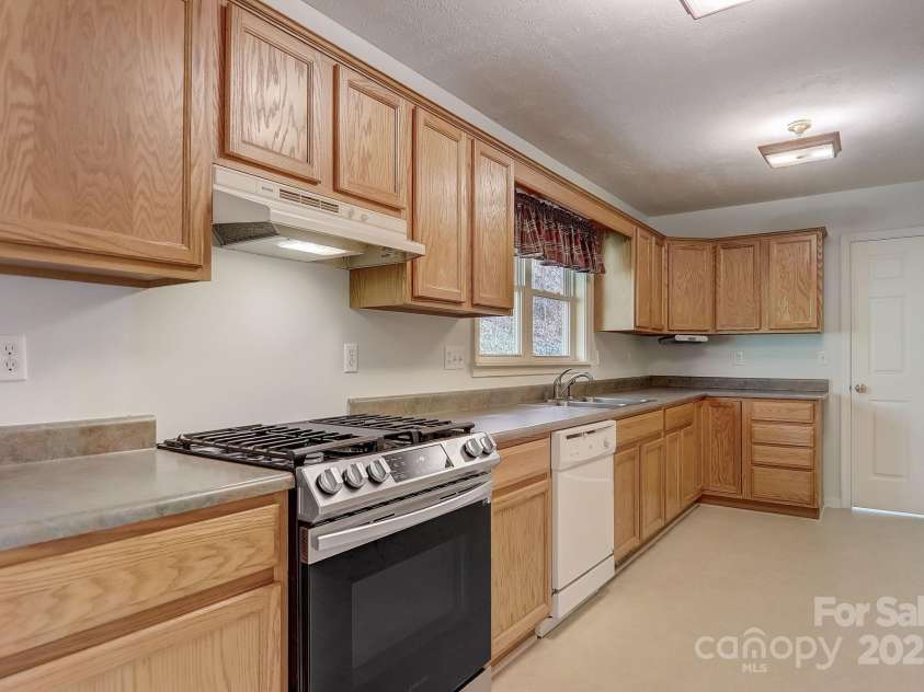 703 Cinnamon Way, Flat Rock, NC 28731.  MLS# CAR4258971, YatesRealty ID 13667. 