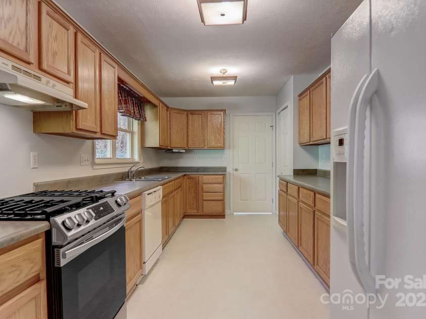 703 Cinnamon Way, Flat Rock, NC 28731.  MLS# CAR4258971, YatesRealty ID 13667. 
