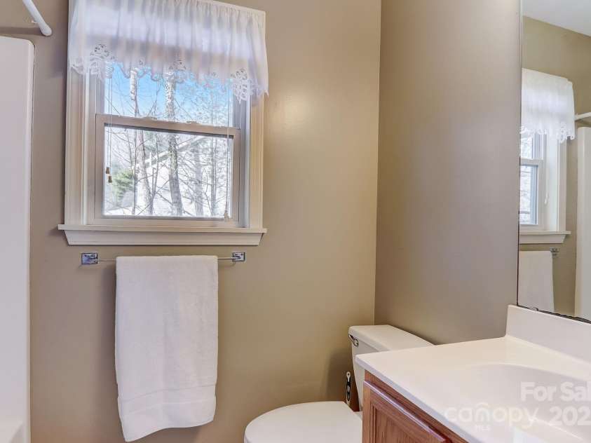 703 Cinnamon Way, Flat Rock, NC 28731.  MLS# CAR4258971, YatesRealty ID 13667. Hall Bath
