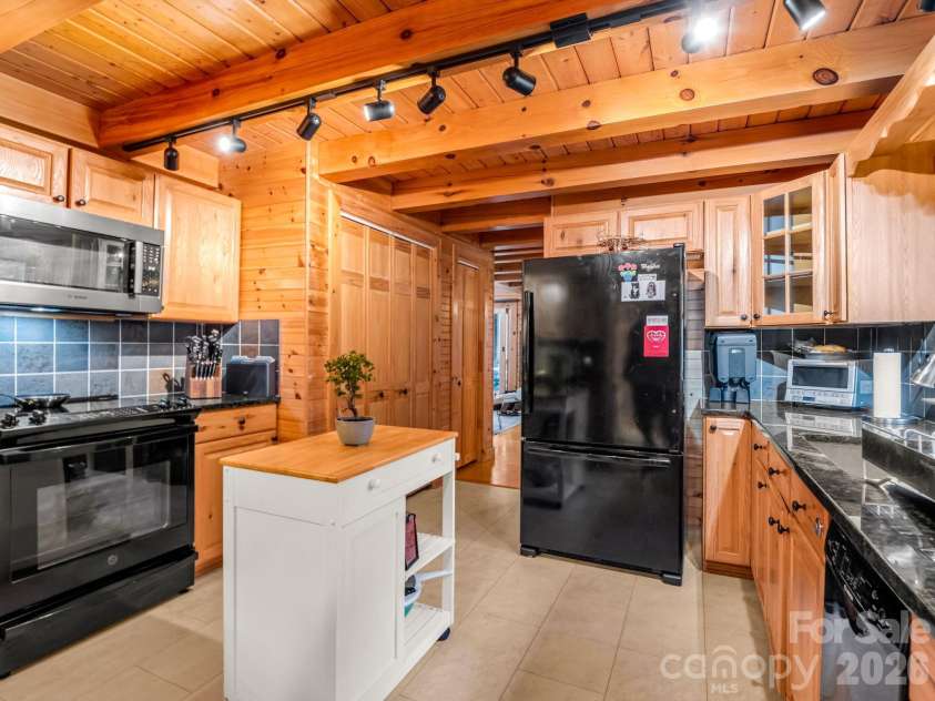 190 Observation Ridge, Rutherfordton, NC 28139.  MLS# CAR4351178, YatesRealty ID 13668. Kitchen