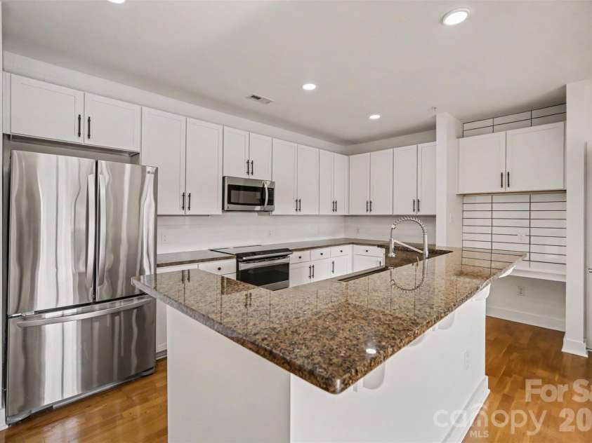 630 Calvert Street, Charlotte, NC 28208.  MLS# CAR4430308, YatesRealty ID 1367. Spacious kitchen with desk