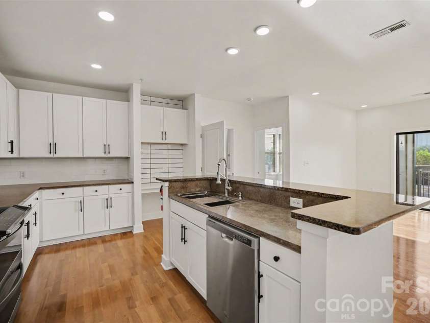 630 Calvert Street, Charlotte, NC 28208.  MLS# CAR4430308, YatesRealty ID 1367. Updated Kitchen