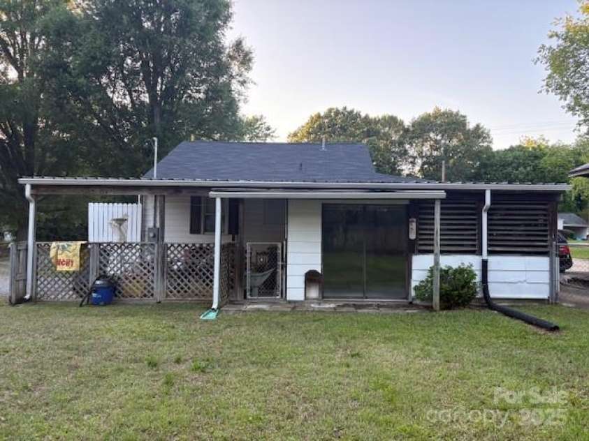 1014 Skyway Drive, Kannapolis, NC 28083.  MLS# CAR4259700, YatesRealty ID 13670. 