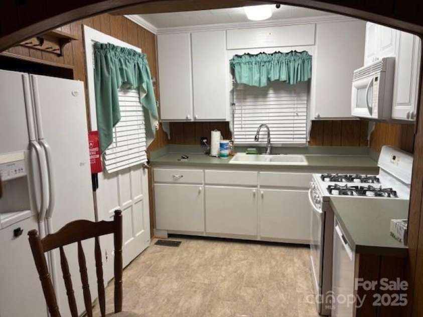 1014 Skyway Drive, Kannapolis, NC 28083.  MLS# CAR4259700, YatesRealty ID 13670. 