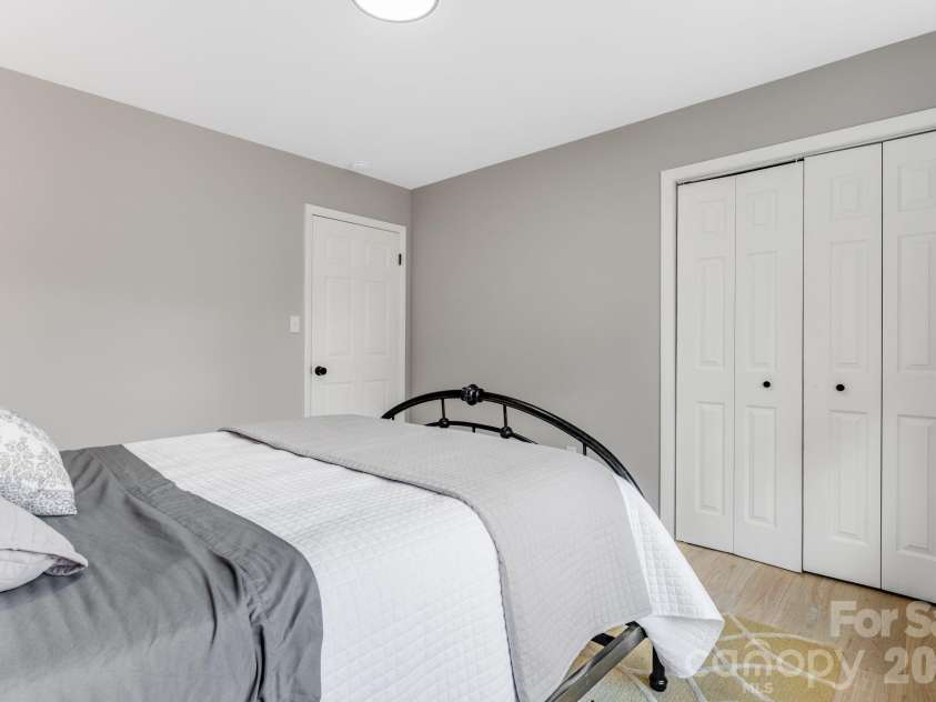 15 Kent Street, Asheville, NC 28803.  MLS# CAR4365856, YatesRealty ID 13673. 