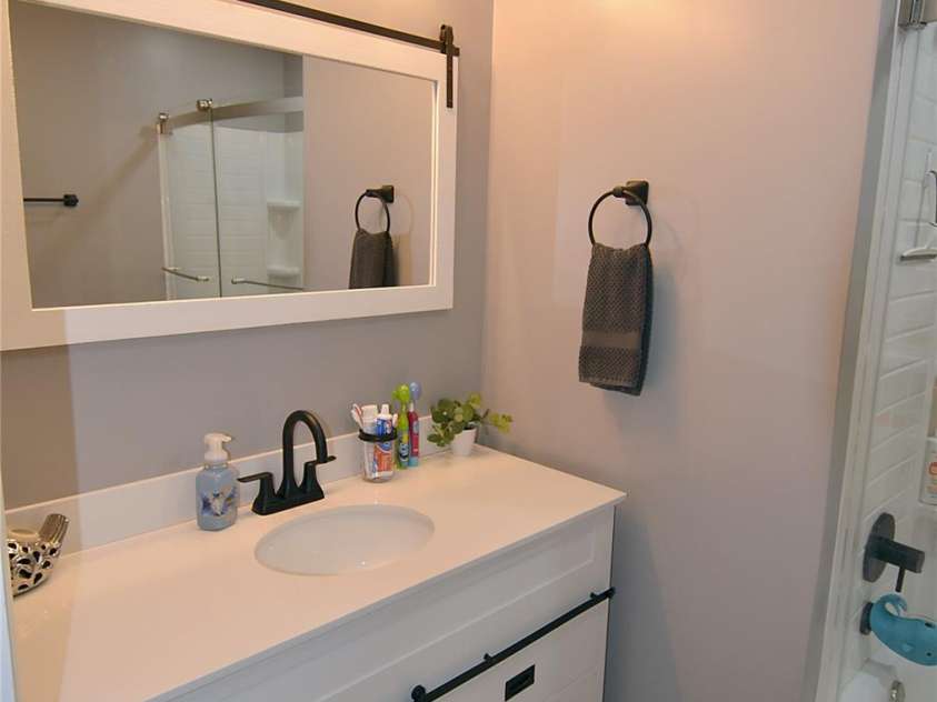 204 Quail Hollow Road, Marion, NC 28752.  MLS# CAR4244406, YatesRealty ID 13677. Main bath