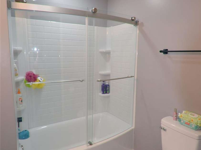 204 Quail Hollow Road, Marion, NC 28752.  MLS# CAR4244406, YatesRealty ID 13677. Main bath