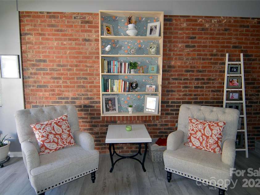 204 Quail Hollow Road, Marion, NC 28752.  MLS# CAR4244406, YatesRealty ID 13677. Sunroom