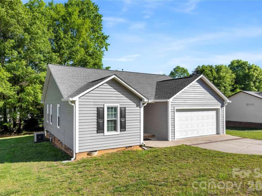 1116 Marcela Drive, Gastonia, NC 28054.  MLS# CAR4369091, YatesRealty ID 13681. 