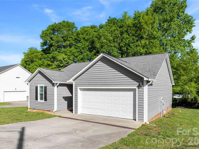 1116 Marcela Drive, Gastonia, NC 28054.  MLS# CAR4369091, YatesRealty ID 13681. 