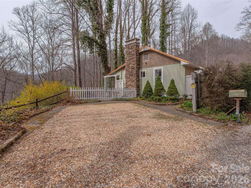 897 Dark Ridge Road, Sylva, NC 28779.  MLS# CAR4361794, YatesRealty ID 13684. 