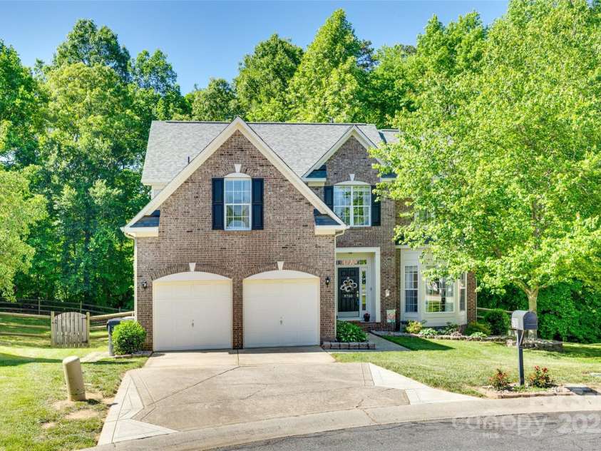 9700 Stewart Spring Lane, Charlotte, NC 28216.  MLS# CAR4252858, YatesRealty ID 13687. Beautiful well-kept home on a cul de sac lot