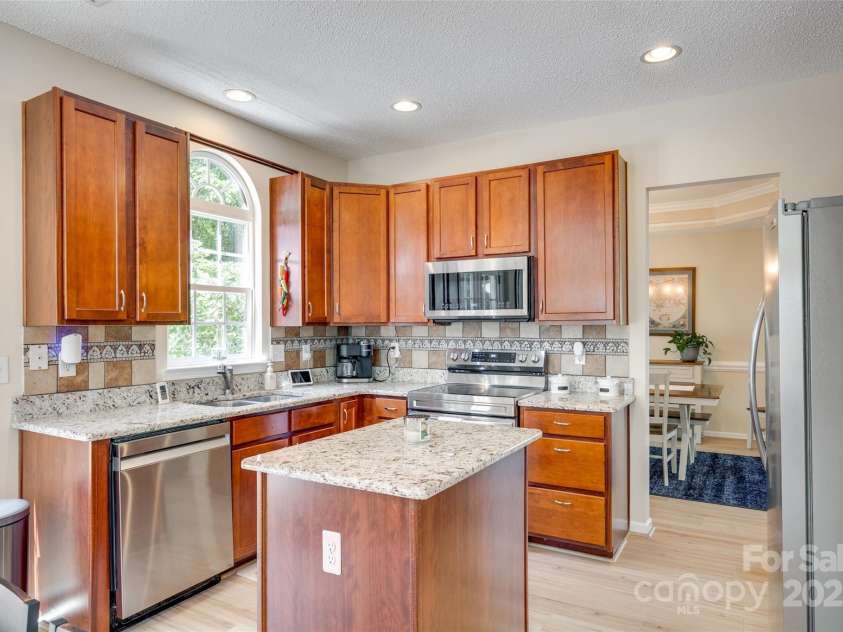 9700 Stewart Spring Lane, Charlotte, NC 28216.  MLS# CAR4252858, YatesRealty ID 13687. Bright kitchen with stainless appliances and granite counters