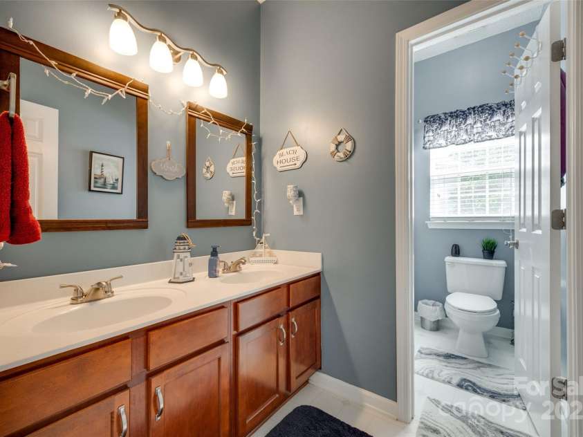 9700 Stewart Spring Lane, Charlotte, NC 28216.  MLS# CAR4252858, YatesRealty ID 13687. Hall bath upstairs with double sinks and separate tub/toilet room