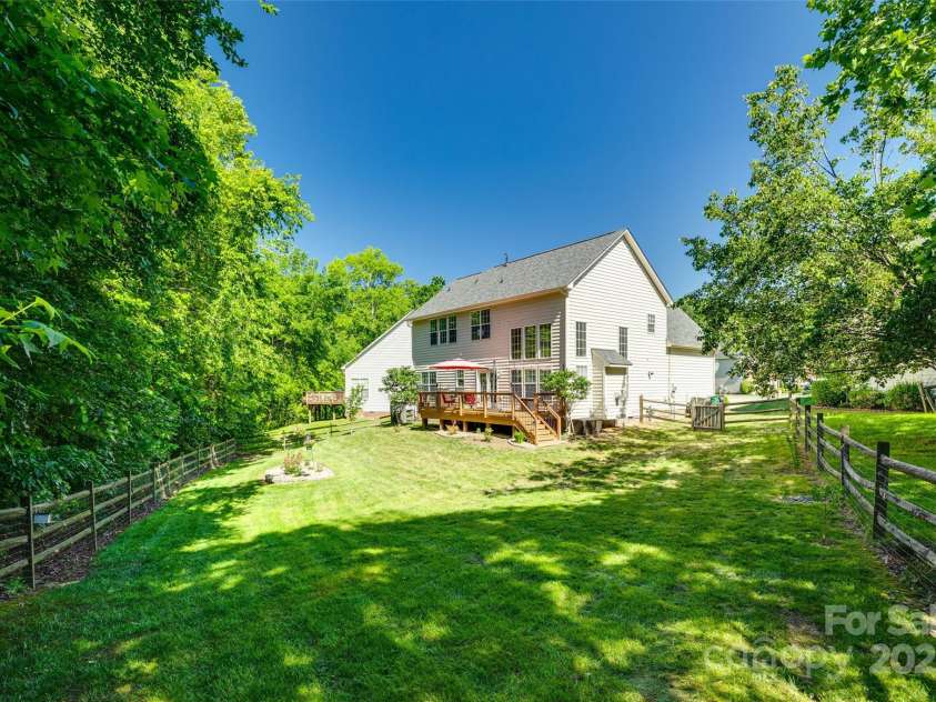 9700 Stewart Spring Lane, Charlotte, NC 28216.  MLS# CAR4252858, YatesRealty ID 13687. Private, fenced backyard on cul-de-sac lot