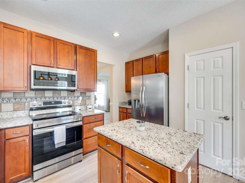 9700 Stewart Spring Lane, Charlotte, NC 28216.  MLS# CAR4252858, YatesRealty ID 13687. Spacious, bright kitchen with island and pantry
